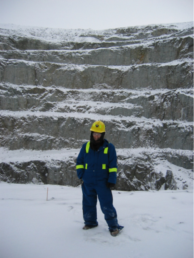 Permítanos ayudarlo con sus necesidades en ingeniería de rocas para excavaciones superficiales.